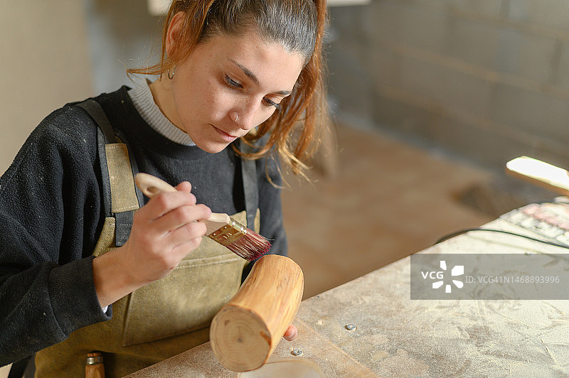 女 artisan 在木头上绘画图片素材