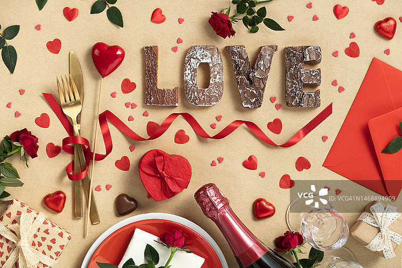 比利时餐桌上的圣诞装饰品俯视图图片素材