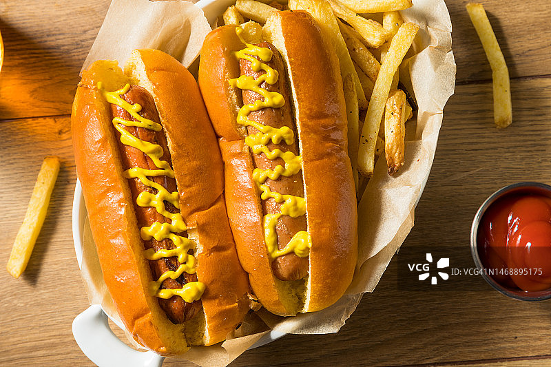 桌上蘸酱的炸薯条特写图片素材