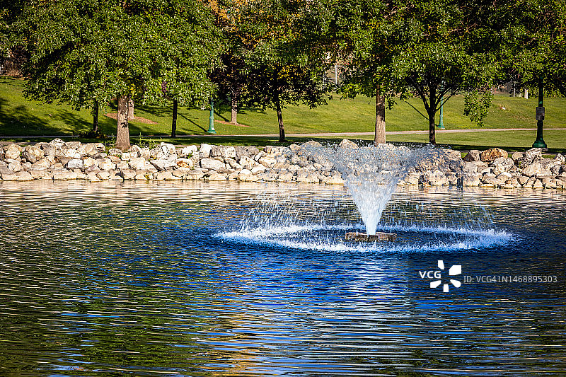 美国公园池塘喷泉图片素材