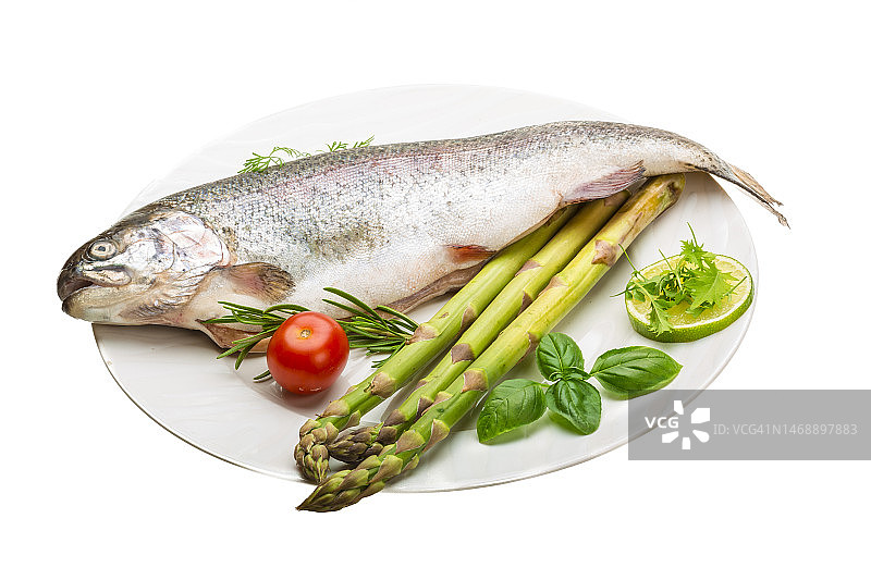 海鲷和蔬菜在白色背景上的特写，罗马尼亚图片素材