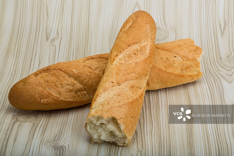 罗马尼亚瓦斯卢伊桌子上的面包高角度视图图片素材