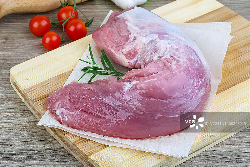 砧板上生肉俯视角度照片，罗马尼亚图片素材