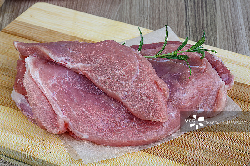 罗马尼亚瓦斯卢伊县砧板上肉的俯视照片图片素材