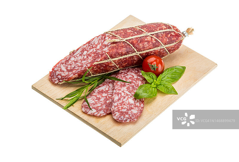 白色背景下砧板上的肉类特写，罗马尼亚瓦斯卢伊图片素材