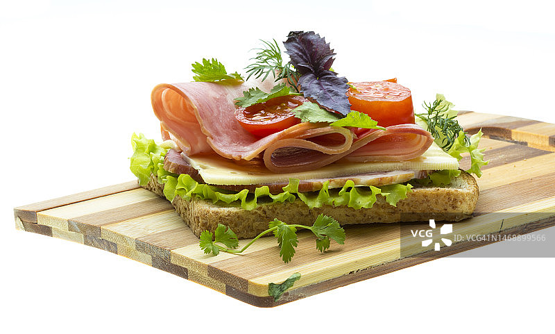 罗马尼亚瓦斯卢伊砧板上的三明治特写图片素材