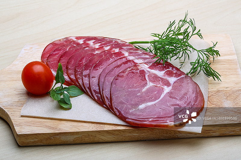 砧板上生肉俯视角度照片，罗马尼亚图片素材