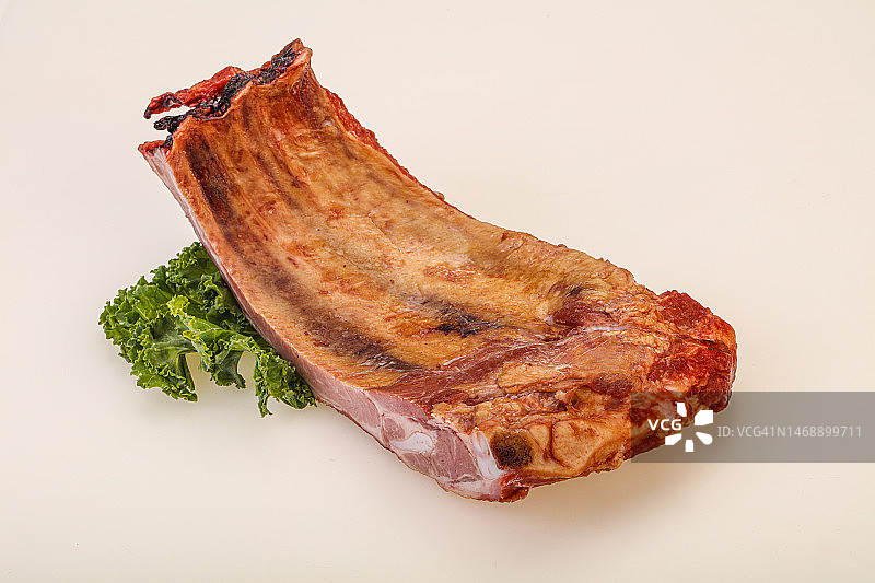 白色背景下砧板上的肉类特写，罗马尼亚瓦斯卢伊图片素材