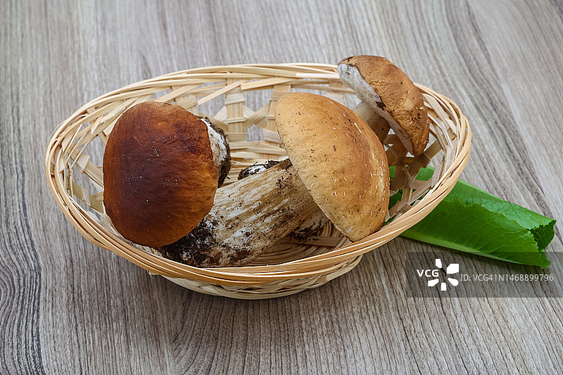 罗马尼亚瓦斯卢伊的篮中食物高角度视图图片素材