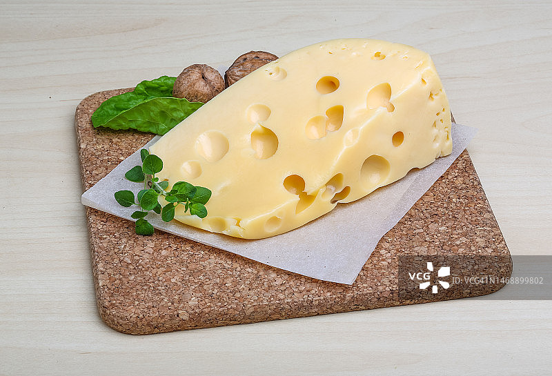 罗马尼亚瓦斯鲁伊，切菜板上的奶酪的高角度视图图片素材