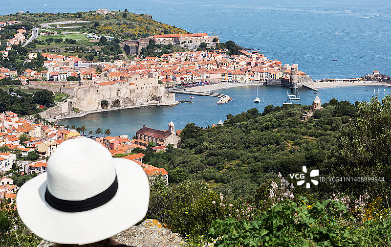 戴着遮阳帽的游客在地中海科利尤尔/贝尔梅海岸附近的村庄观光（法国）图片素材
