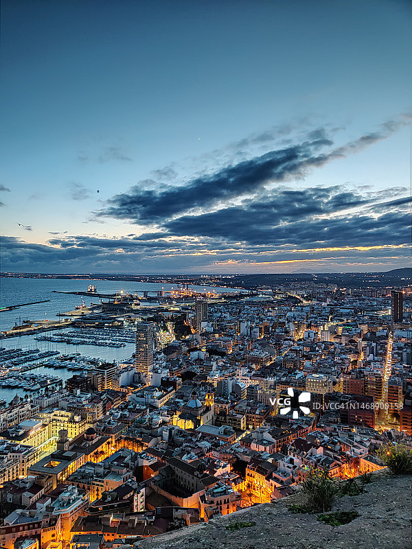 西班牙阿利坎特日落时分，天空背景下的照明建筑高角度视图图片素材