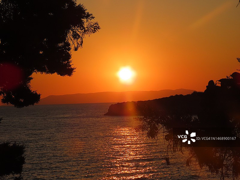 希腊卡达麦利橙色天空下的海景图片素材
