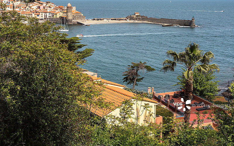 地中海旁的海湾和历史村庄（法国贝尔梅耶海岸）图片素材