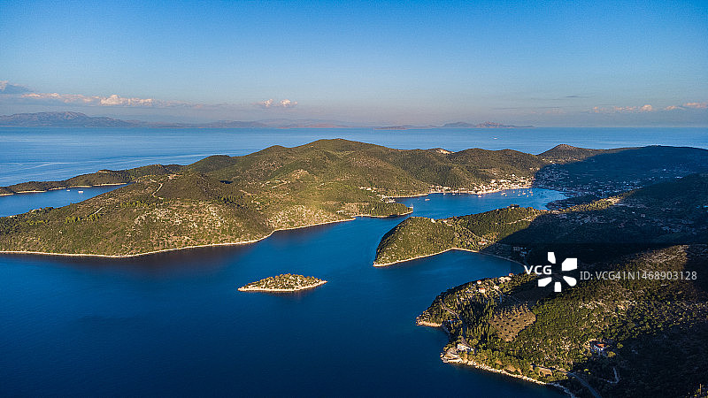 天空下的海洋和山脉高角度视图，希腊伊萨卡图片素材