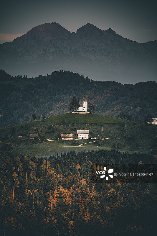 斯洛文尼亚上卡尼奥拉地区斯科菲亚洛卡附近，圣托马兹教堂（圣托马斯教堂）美丽的秋季日出景观图片素材