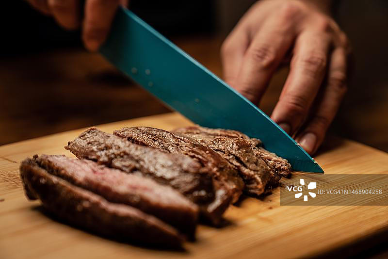 在砧板上切肉的手，马来西亚图片素材