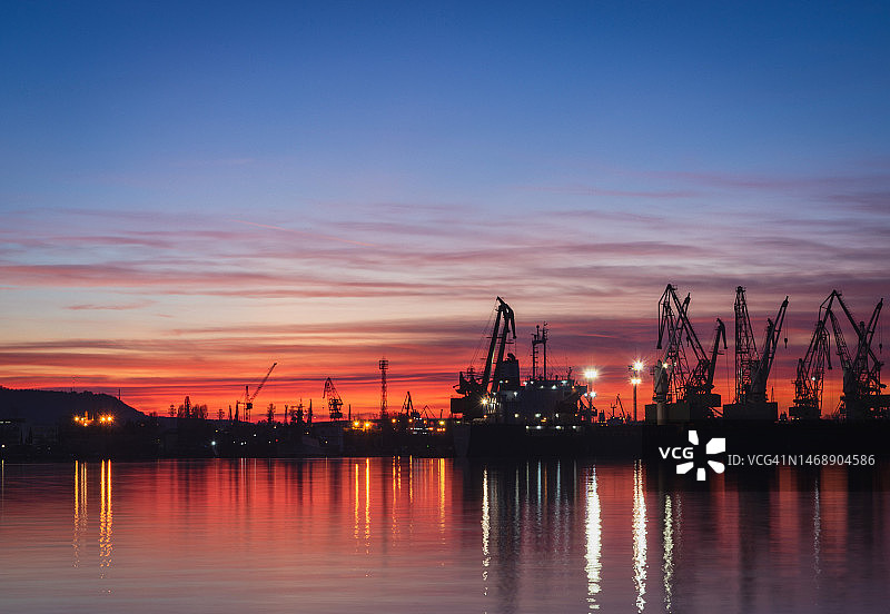 瓦尔纳日落时分河边仙鹤剪影（保加利亚）图片素材