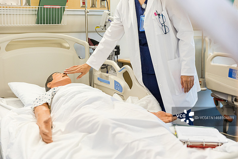 医院培训员演示心肺复苏图片素材