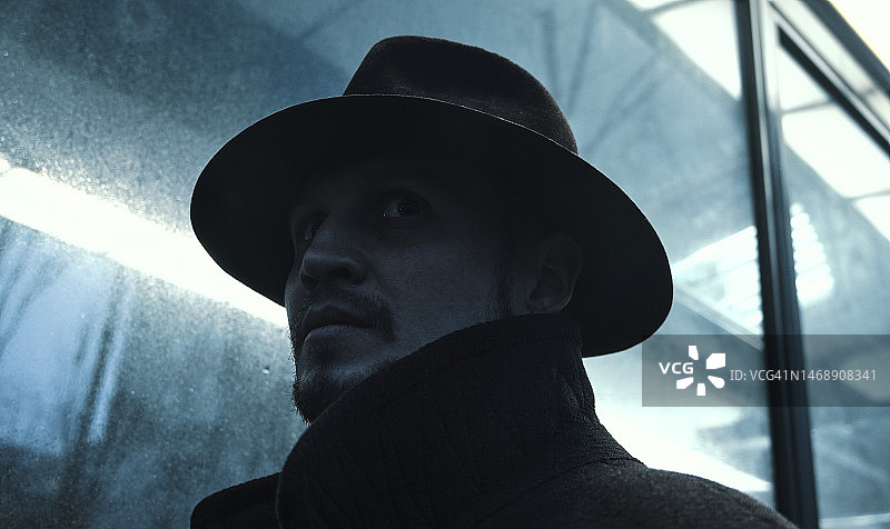 侦探电影人物：照亮的黑暗街道图片素材