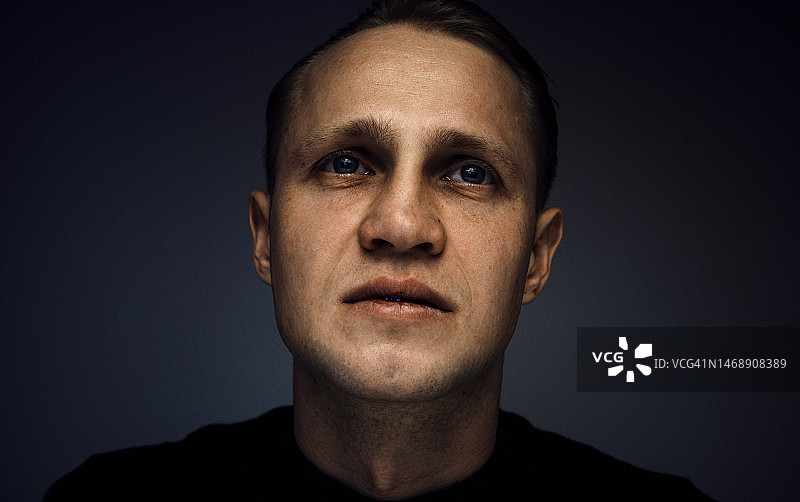 年轻男性的绝望情绪，影棚暖光图片素材