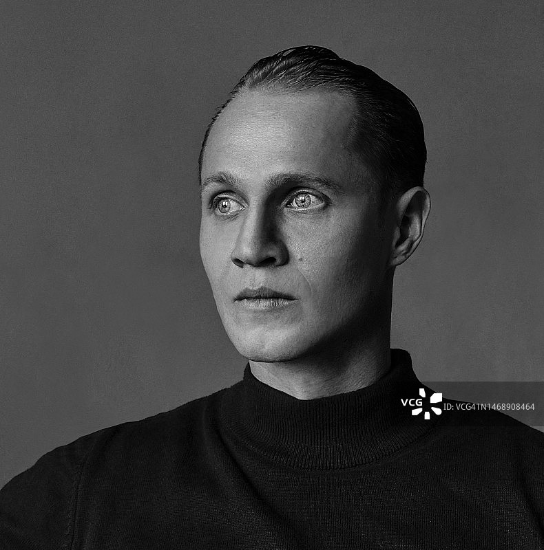 成年男士艺术肖像，后梳发型图片素材