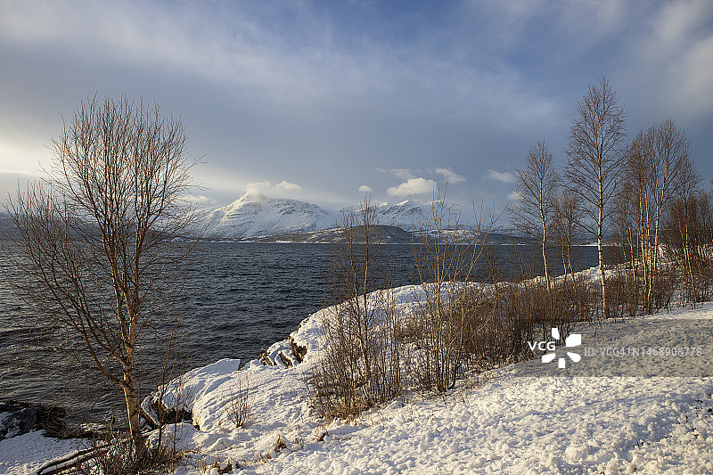 马兰根峡湾上方的山脉图片素材