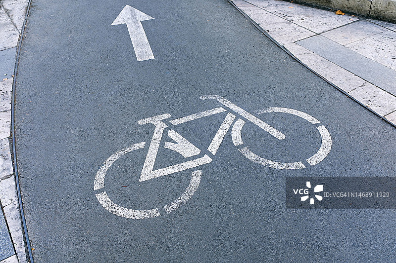 城市街道上的自行车交通标志：道路安全概念图片素材