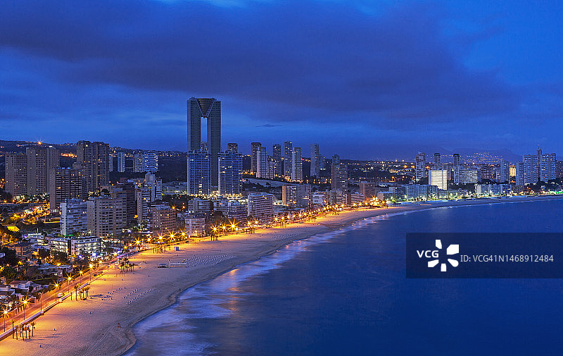 蓝色时刻的贝尼多姆（西班牙）图片素材