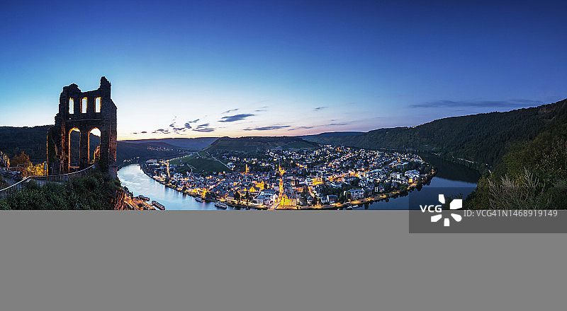 特拉本-特拉巴赫的蓝色时刻（莱茵兰-普法尔茨，德国）图片素材