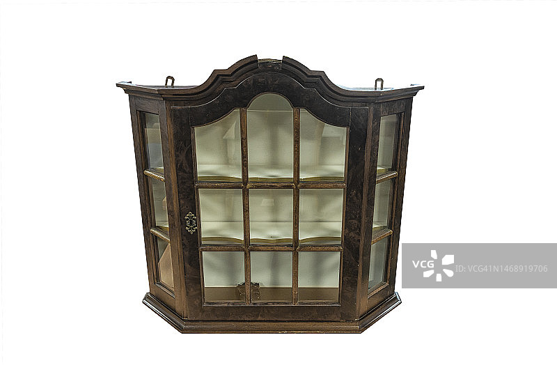 带门和玻璃器皿的古董木制顶柜图片素材