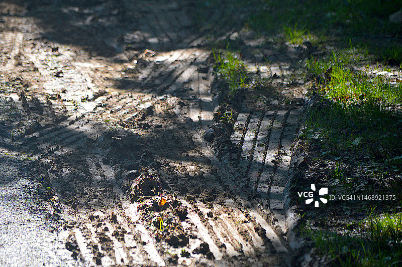 泥地中的轮胎痕迹特写图片素材