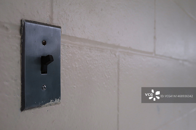 砖墙上的开启状态光开关图片素材