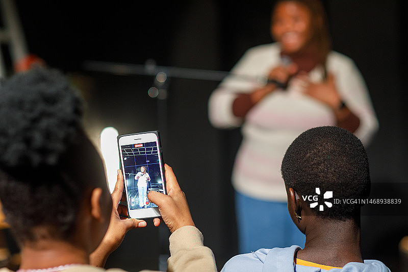 在舞台上美丽的黑人女演员图片素材