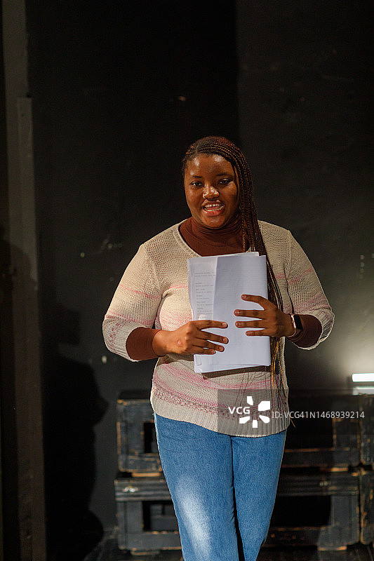 在舞台上美丽的黑人女演员图片素材