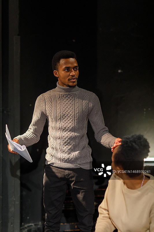 在表演课上做即兴练习的两名黑人戏剧学生图片素材