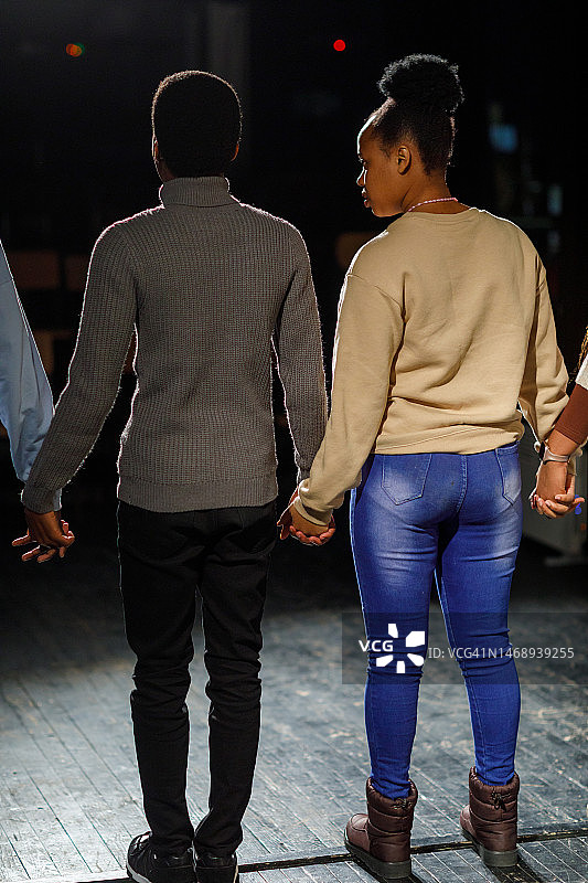 向观众鞠躬的年轻演员图片素材