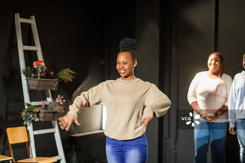 女演员演出结束后在舞台上谢幕图片素材