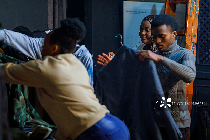 在更衣室里的一群年轻演员图片素材