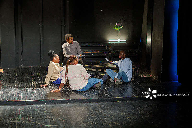 一群黑人戏剧学生在表演课上做即兴练习图片素材