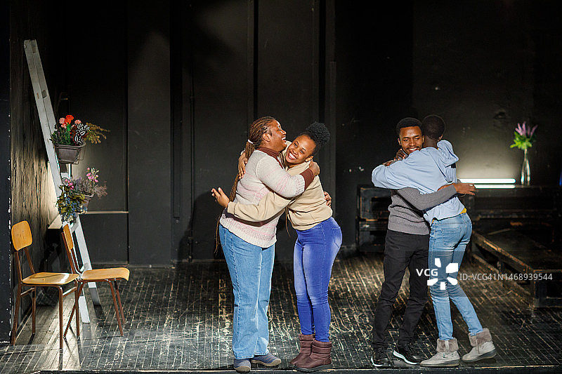 一群黑人戏剧学生在表演课上做即兴练习图片素材