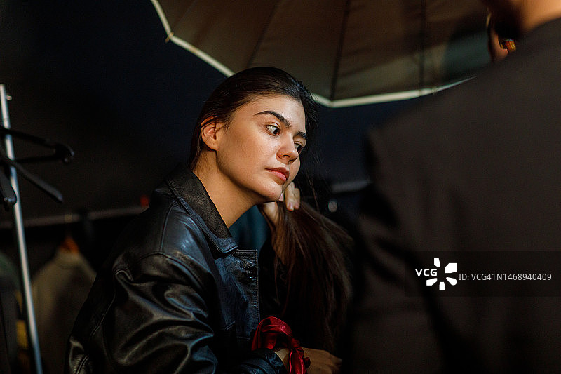 女演员在演出前于更衣室交谈图片素材