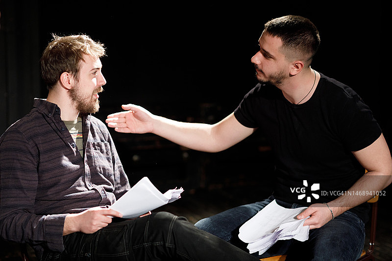 即兴表演课上的戏剧学生图片素材