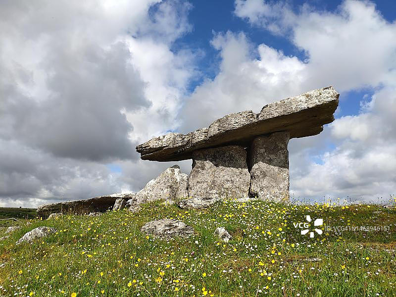爱尔兰克莱尔郡布伦地区的波纳布隆石墓图片素材