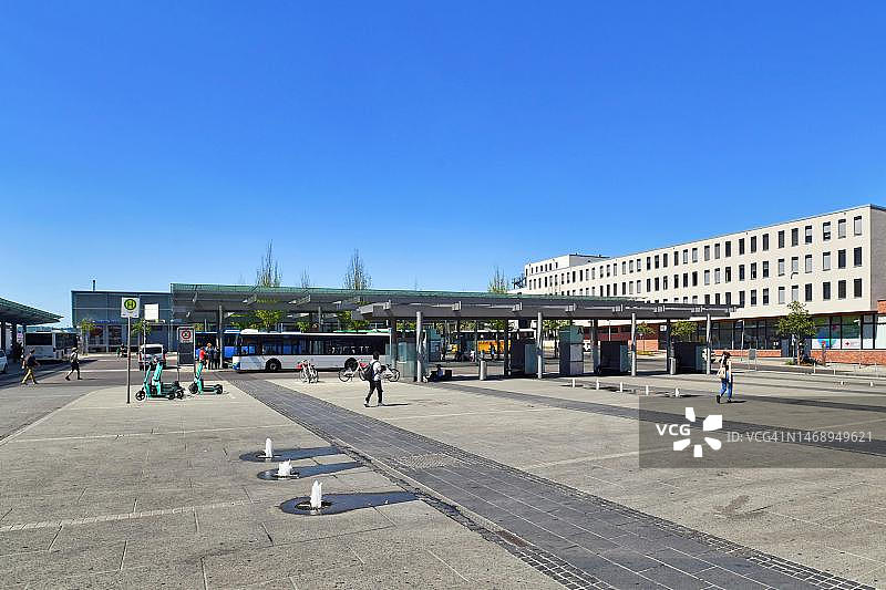 德国凯泽斯劳滕：吉马良斯广场的中心巴士站图片素材