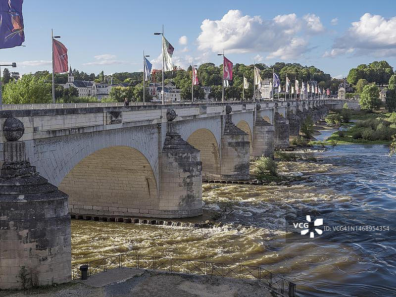 法国图尔市卢瓦尔河上的威尔逊古桥图片素材