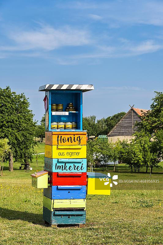 蜂蜜摊位，位于德国梅克伦堡-前波美拉尼亚州锡托市欣里希斯贝格图片素材