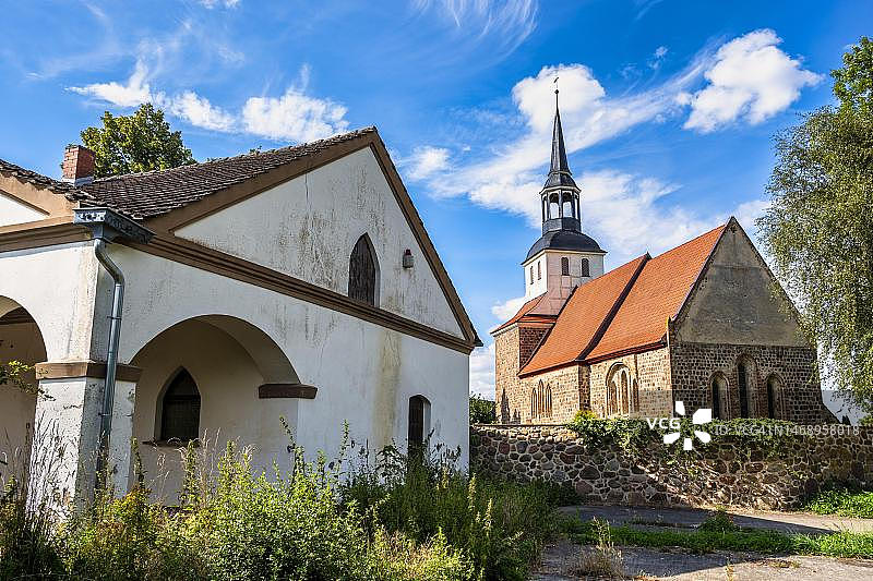 吕贝斯多夫村教堂前的锻造炉，德国梅克伦堡-西波美拉尼亚图片素材