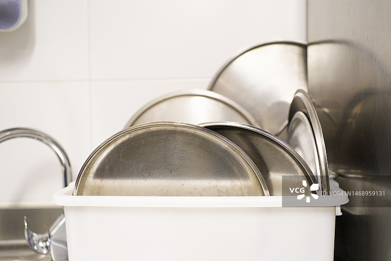 白色容器中排列的带剪切路径的金属托盘特写图片素材