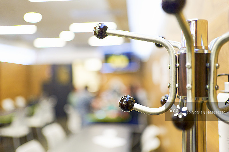 特写：白色背景上的银色衣帽架图片素材